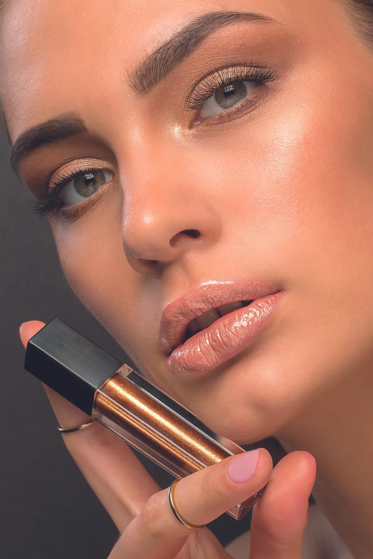 Pastel Lip Topper - Dudak Parlatıcısı 303 Shimmering Bronze